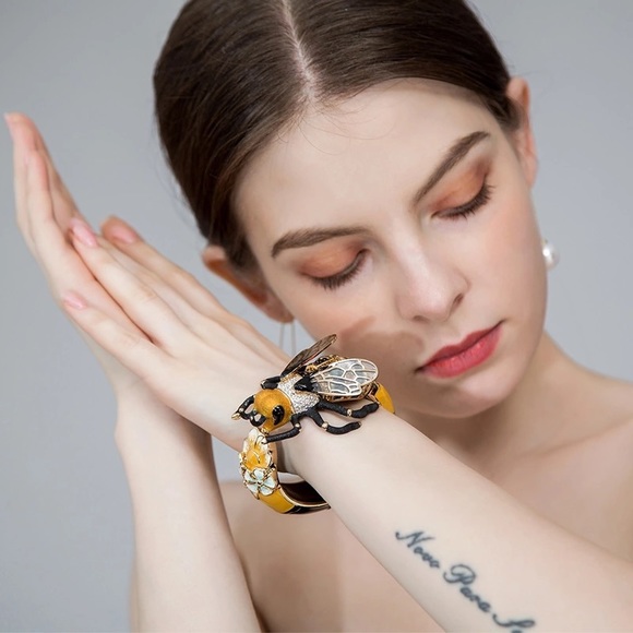 Big Bee Bracelet - Picture 7 of 8